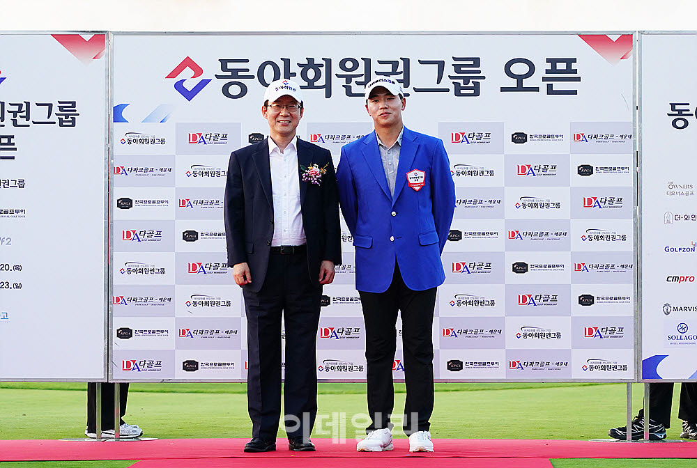 [포토] 최찬, SBS미디어넷 조재룡 사장으로부터 우승자켓