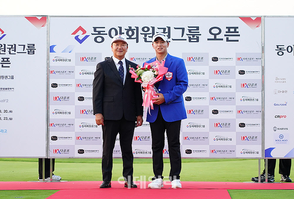 [포토] 최찬, KPGA 유재철 부회장로부터 꽃다발