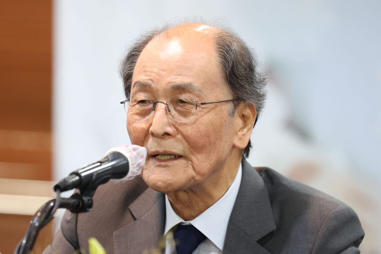 [포토]발언하는 조정래 작가