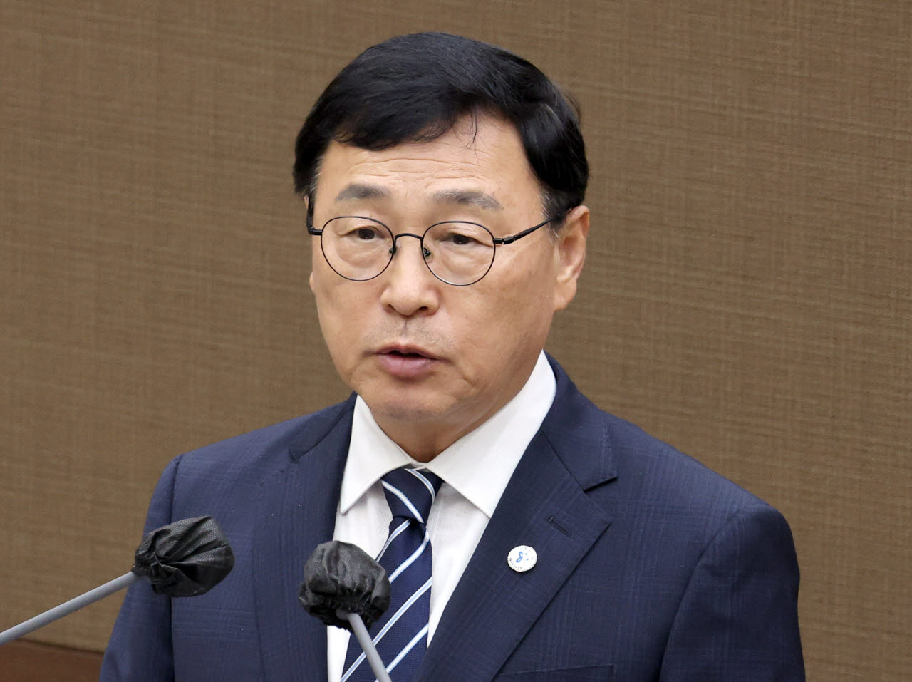 [포토]서울시의회 본회의에서 발언하는 정근식 서울시교육감