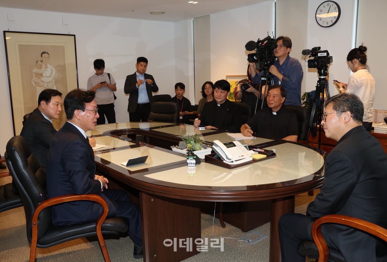 [포토]환담하는 김민석-정순택