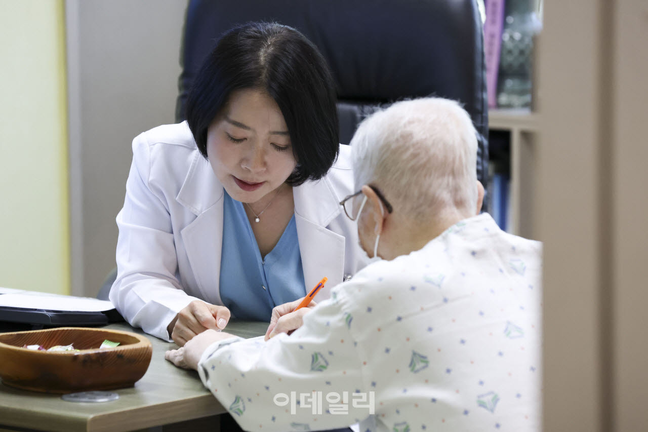 "가족 이름 한 명씩 말해보세요"…주치의가 치매환자 주기적 관리[르포]