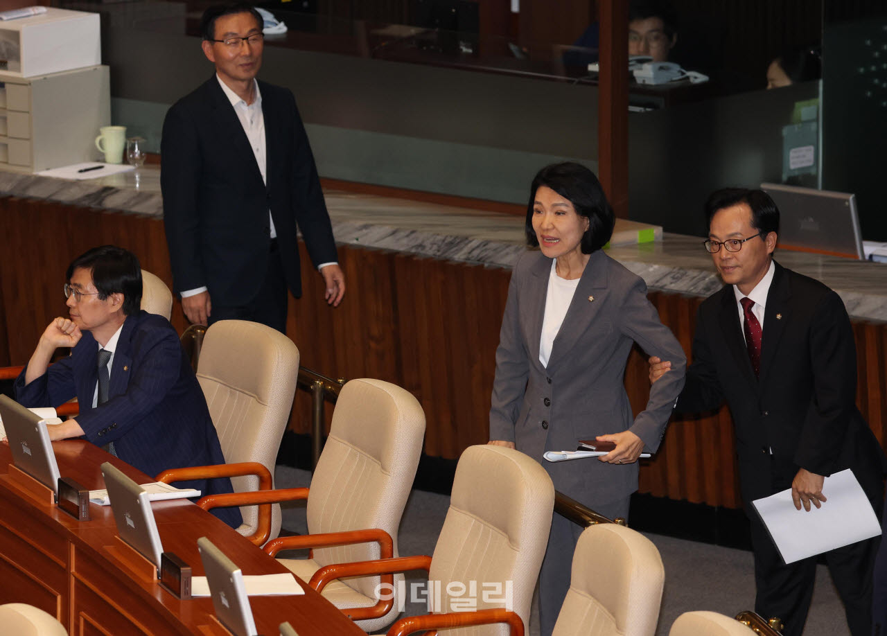 [포토]제명 촉구 결의안 상정, '여당 의원들과 언쟁 벌이는 이진숙 의원'