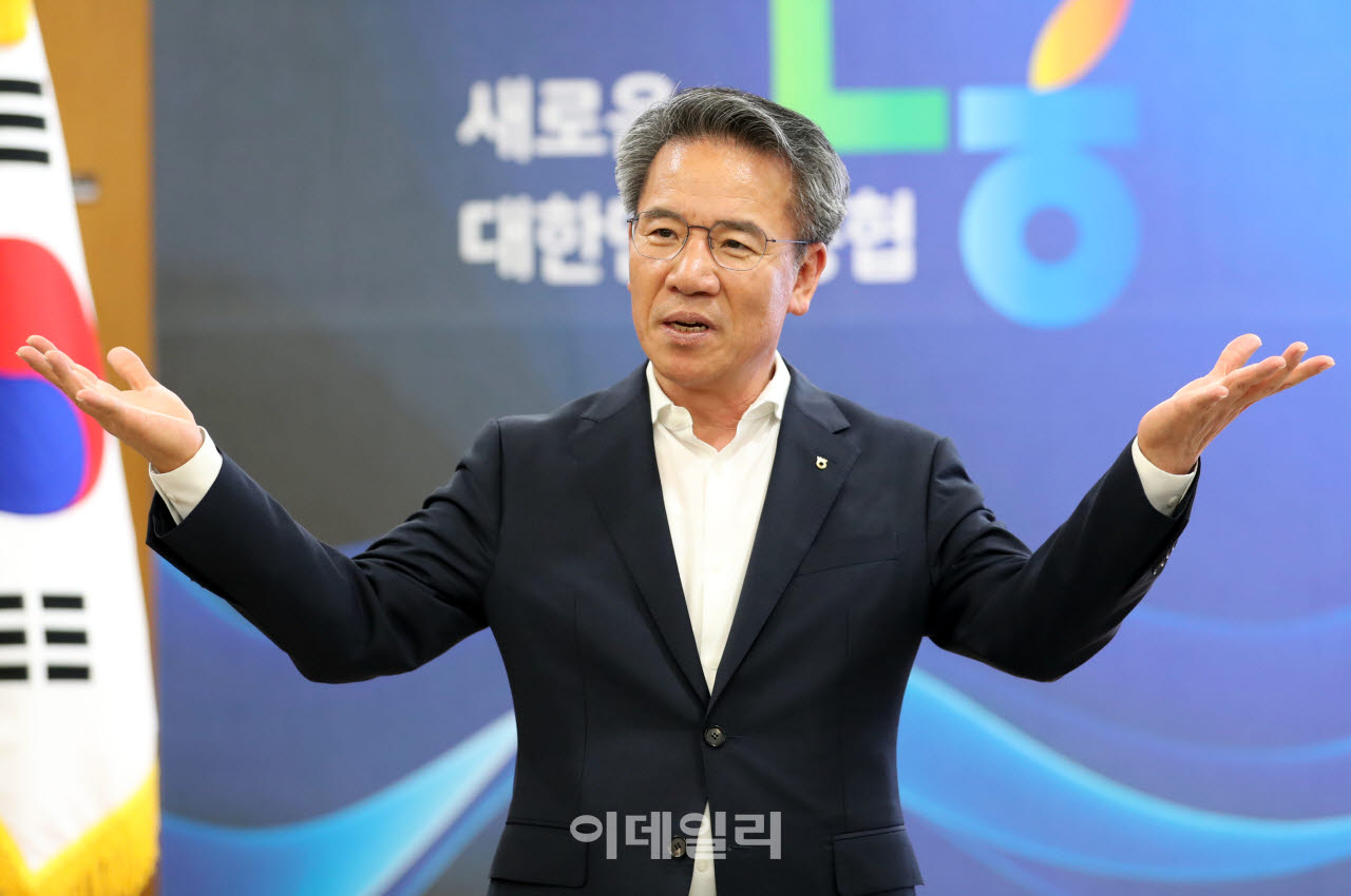 [포토] 거제 수해 피해현장 설명하는 박서홍 농협부회장