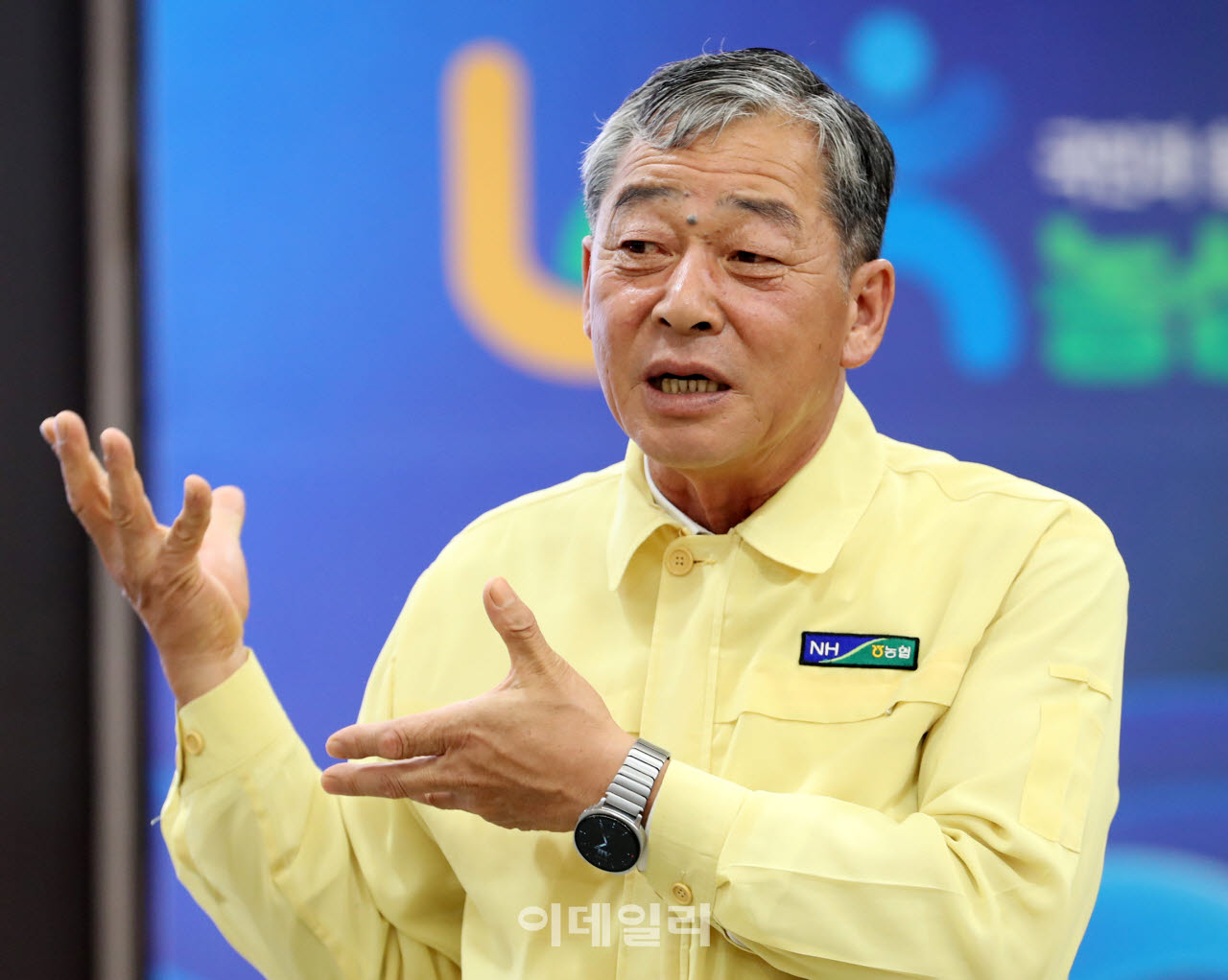 [포토] 거제 수해 피해현장 설명하는 오흥석 지리산청학농협 조합장