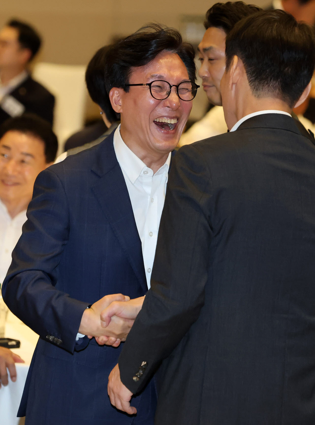 [포토]의원들과 인사 나누는 김민석 대표