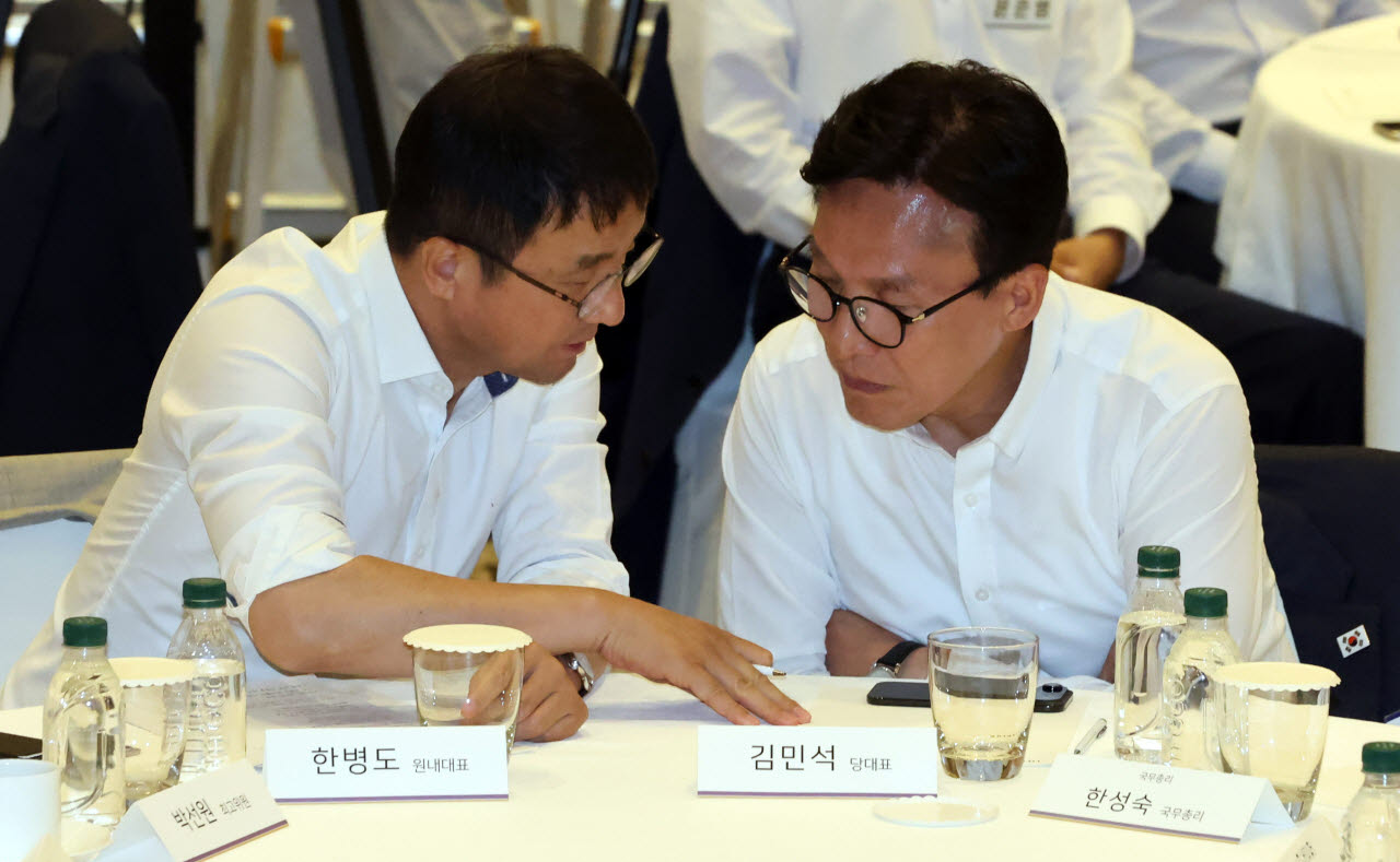 [포토]이야기 나누는 김민석-한병도