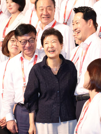 [국회를 부탁해]14년 만에 연찬회 찾은 박근혜 "정치에서 가장 중요한 것은 신뢰"