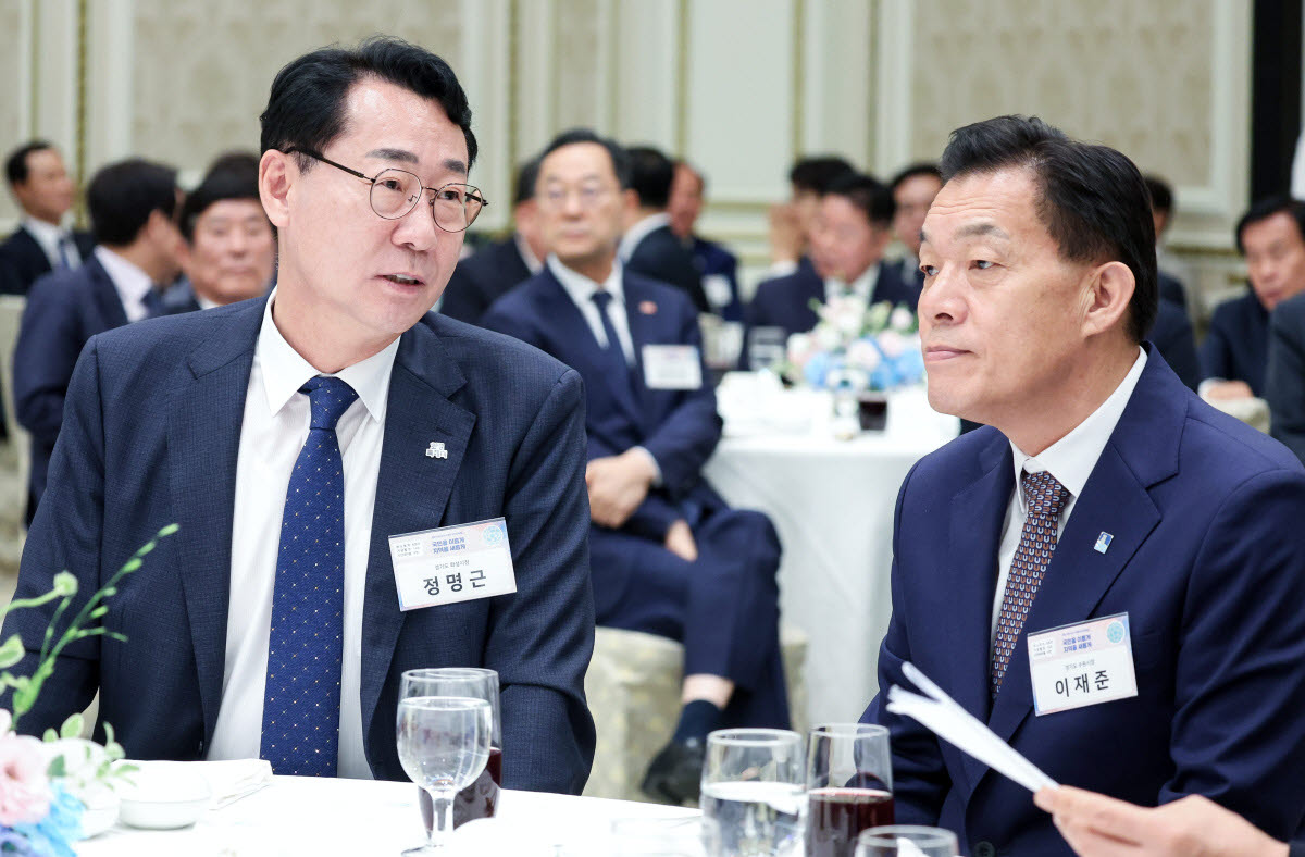 '수원경자구역' 'K-컬처로드' 들고 청와대 간 이재준