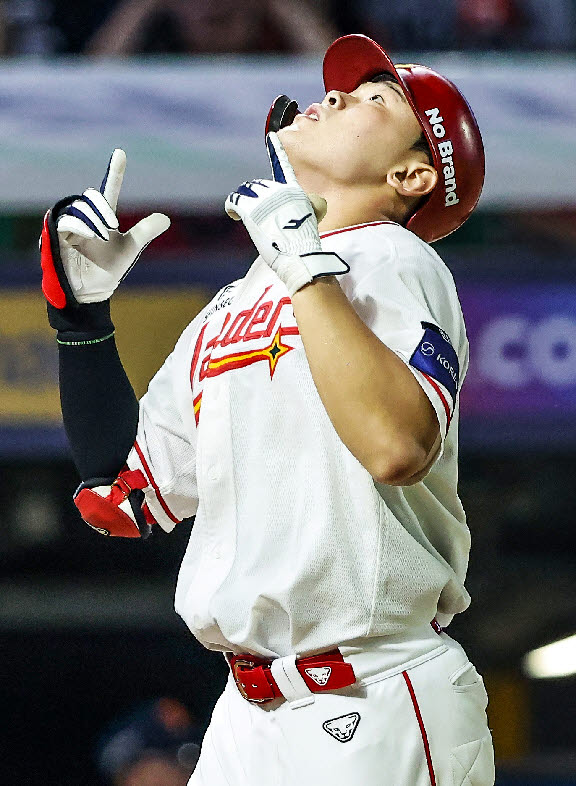 '17안타 13득점' SSG, 한화 3연전 싹쓸이…홈 100만 관중 돌파