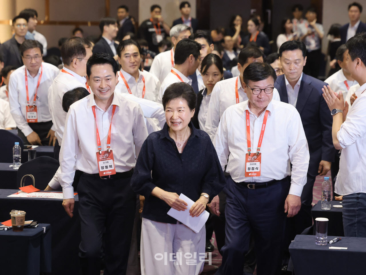 박근혜, 왜 14년 만에 당 행사 나왔나…유영하 "보수 벼랑 끝 우려"