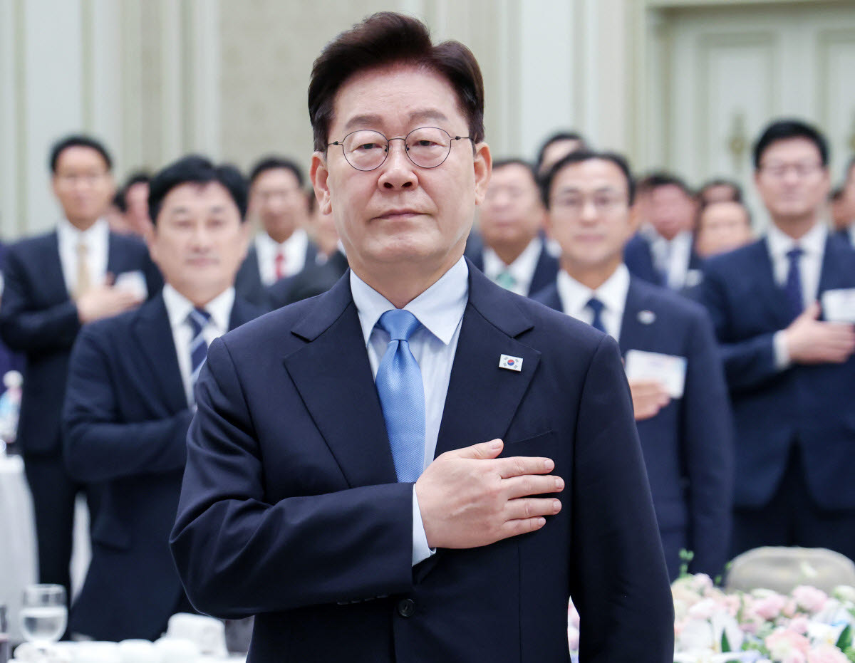李대통령 지지율 42%…취임 후 최저[한국갤럽]