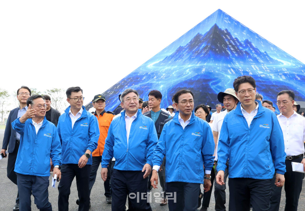 [포토] 섬박람회 준비 상황 점검하는 윤호중 행안부 장관