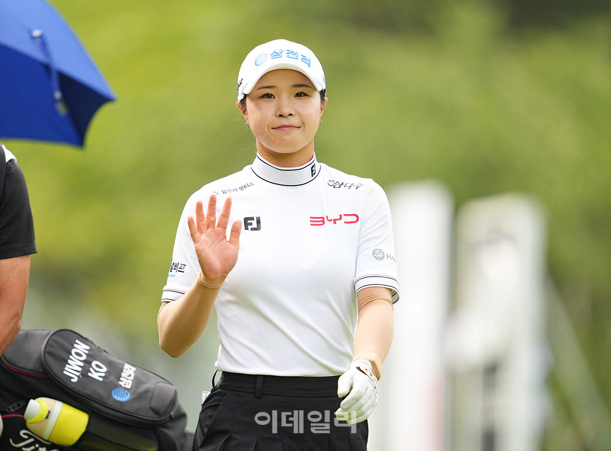 [포토]고지원,무빙데이 미소 손인사