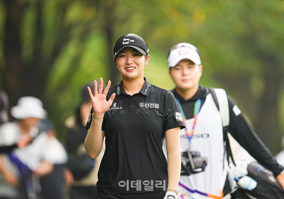 [포토]박혜준,무빙데이 선두 향한 손인사