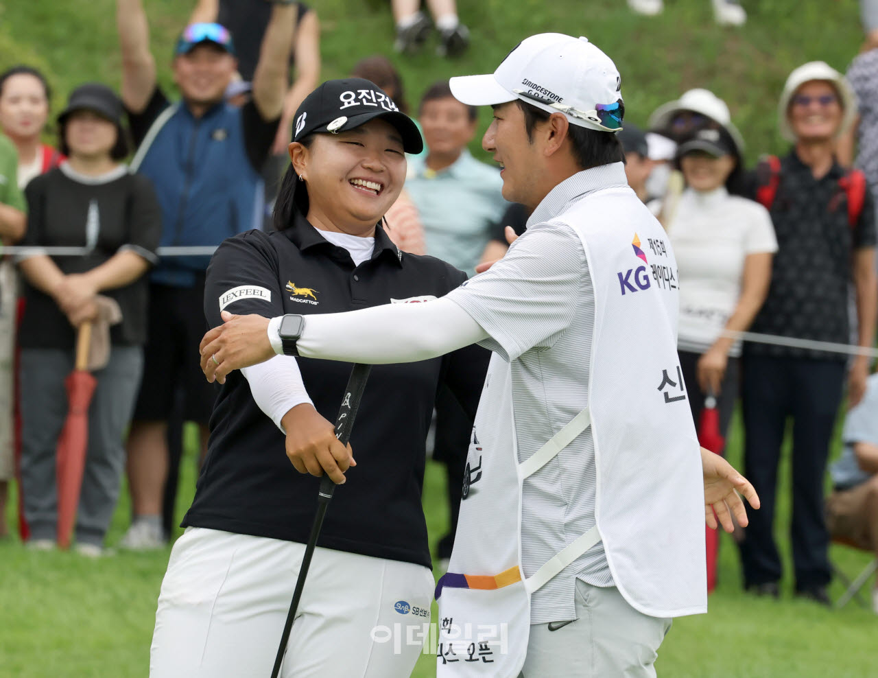 [포토]캐디와 우승 축하 나누는 신다인
