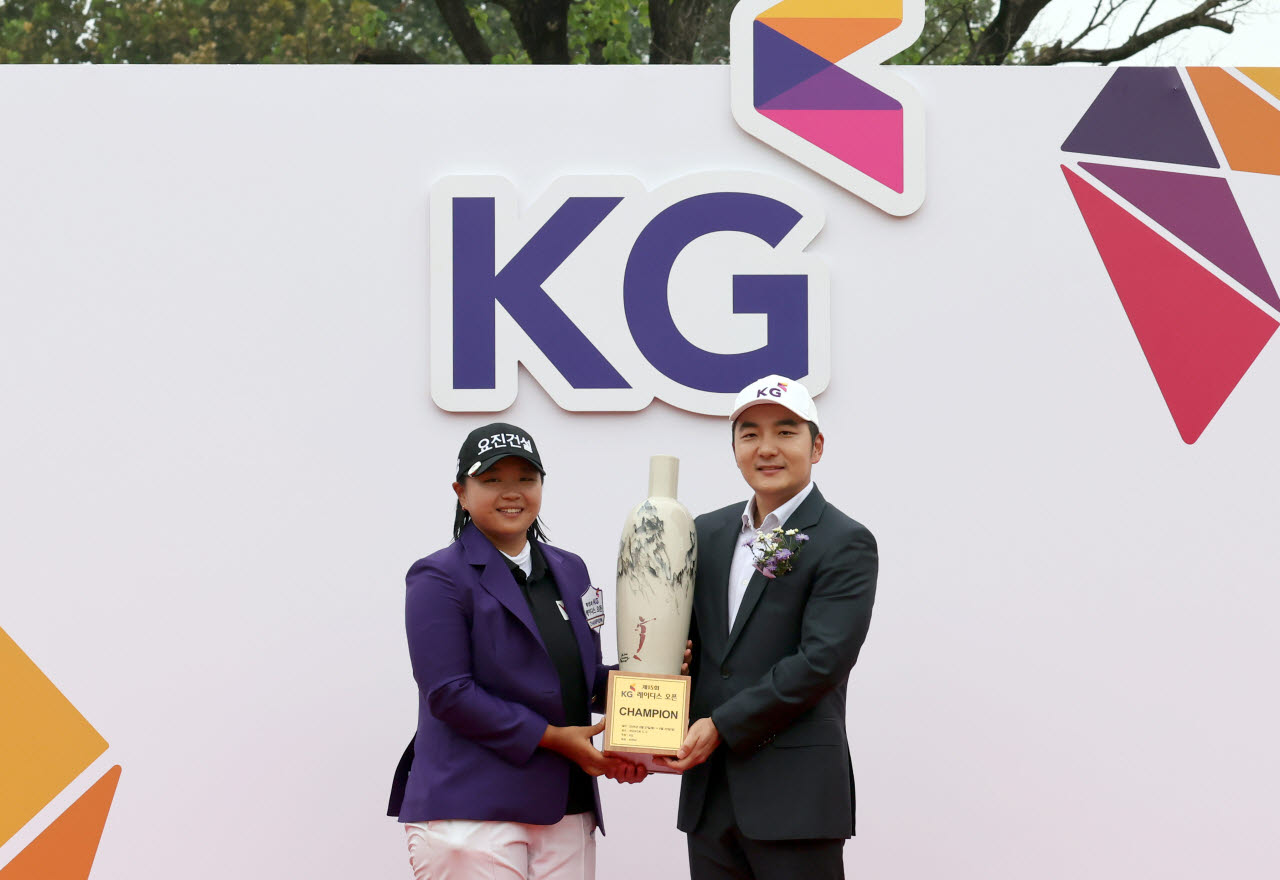 [포토]제15회 KG 레이디스 오픈 우승 트로피 전달받는 신다인