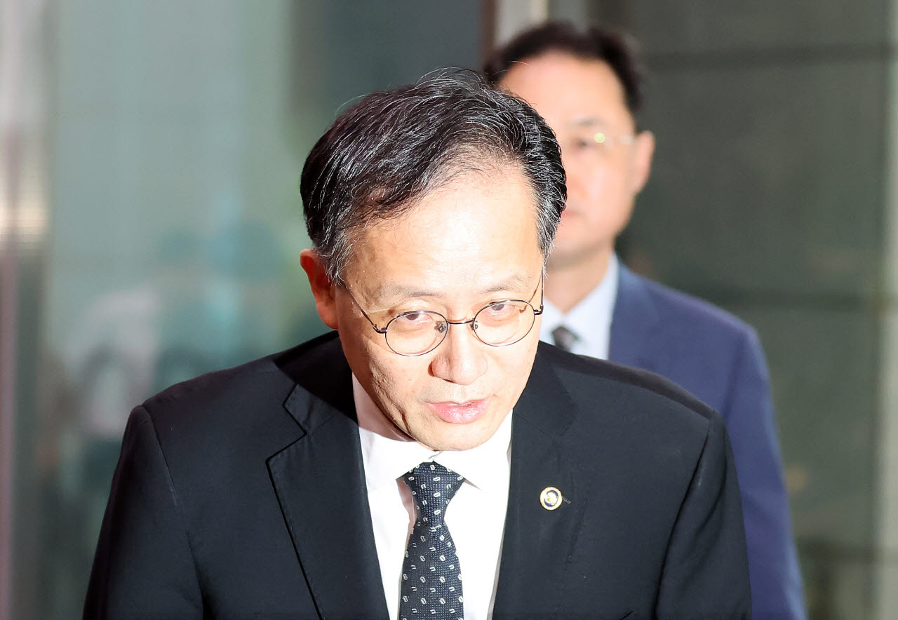[포토]출근하며 취재진에게 인사하는 이형일 경제부총리 겸 기획재정부 장관 후보자