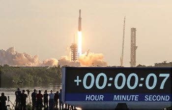 NASA 로먼 우주망원경 발사…우주 팽창 비밀 찾는다