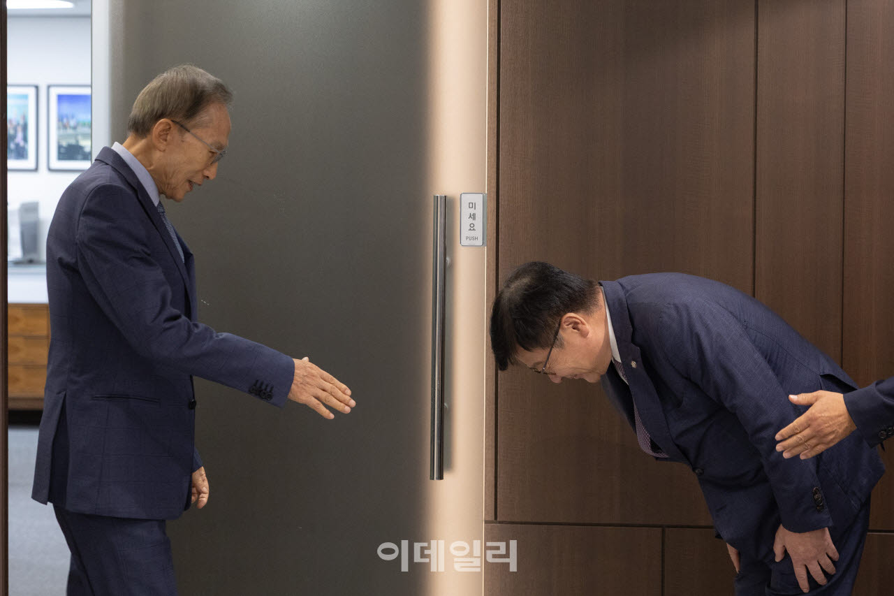 [포토]이명박 전 대통령에게 인사하는 정점식 원내대표