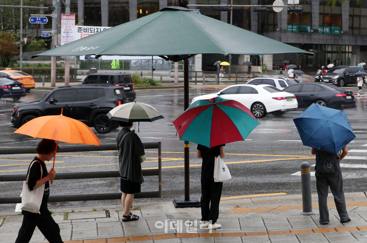 [포토] 가을비 내리는 출근길