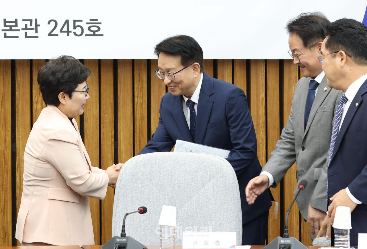 [포토]정책위원회 연석회의, '악수하는 권칠승-임이자'