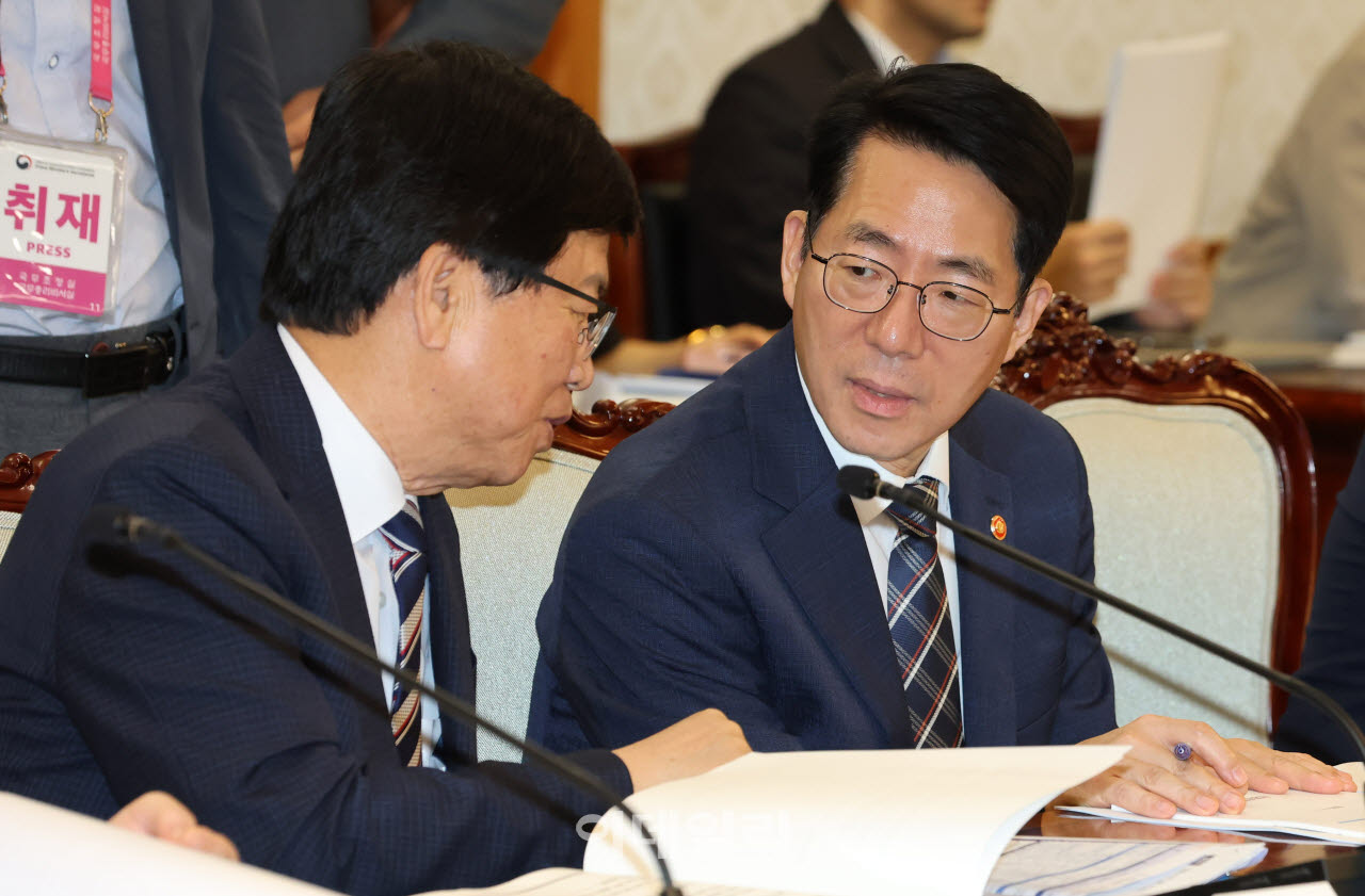 [포토]이야기 나누는 최교진 교육부 장관-황종우 해수부 장관