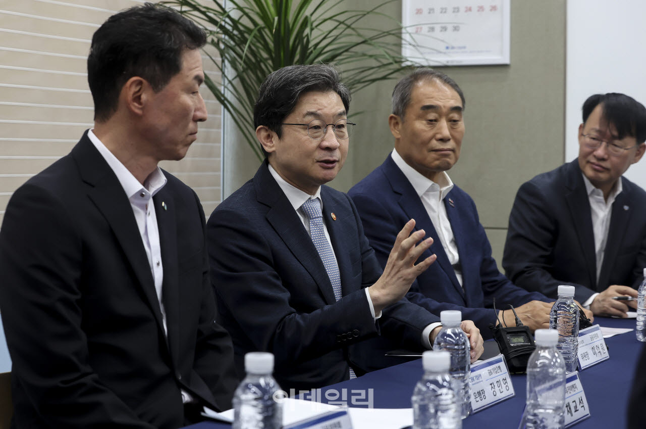 [포토] 이억원 금융위원장, 'SCB 대출 약정 시연' 간담회