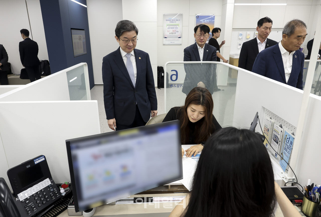[포토] 이억원 금융위원장, 'SCB 대출 약정 시연' 참관