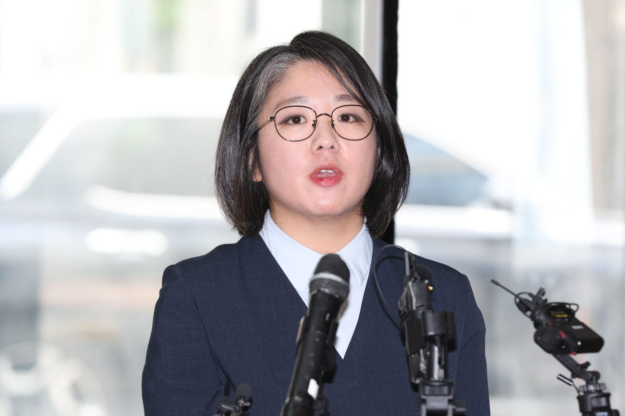 [포토]취재진 질문에 답하는 용혜인 장관 후보자