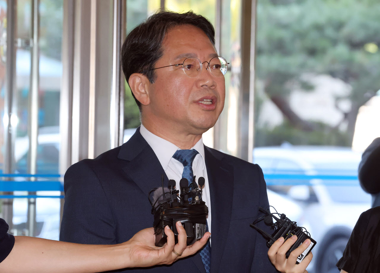 [포토]질의에 답하는 김승원 법무부 장관 후보자