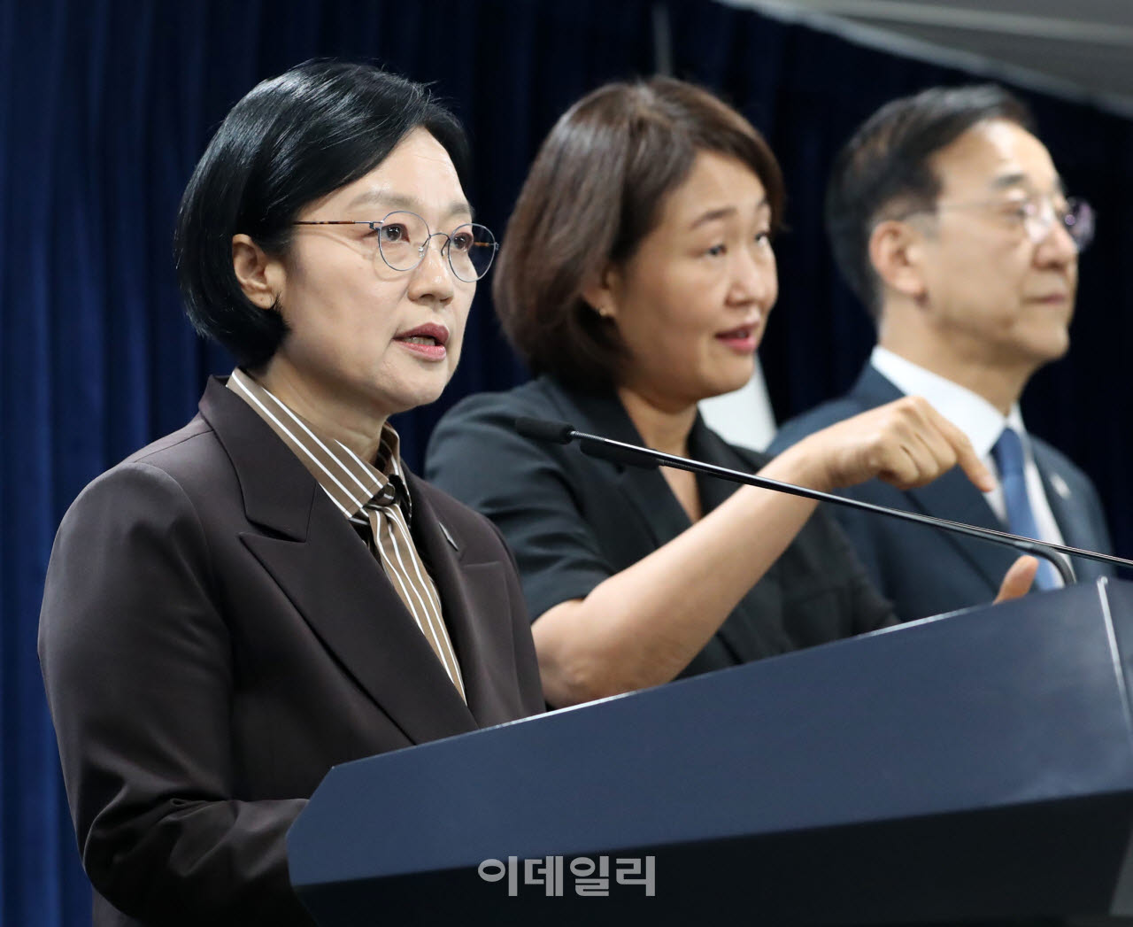 [포토] 공공기관 이전 기자회견하는 한성숙 총리