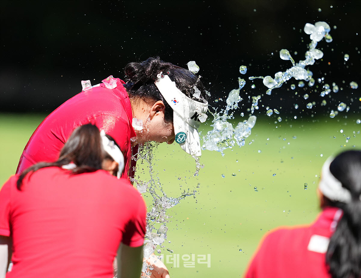 [포토]김규빈,멈추지 않는 축하 물세례