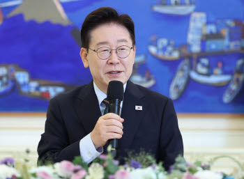 지지율 하락 속 ‘왼쪽’ 다시 끌어안는 李…노동계 이어 시민사회 접촉