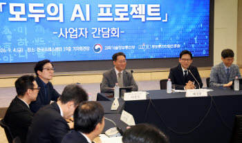 SKT·카카오·KT, 10월 '모두의 AI' 일제히 서비스 개시한다[일문일답]