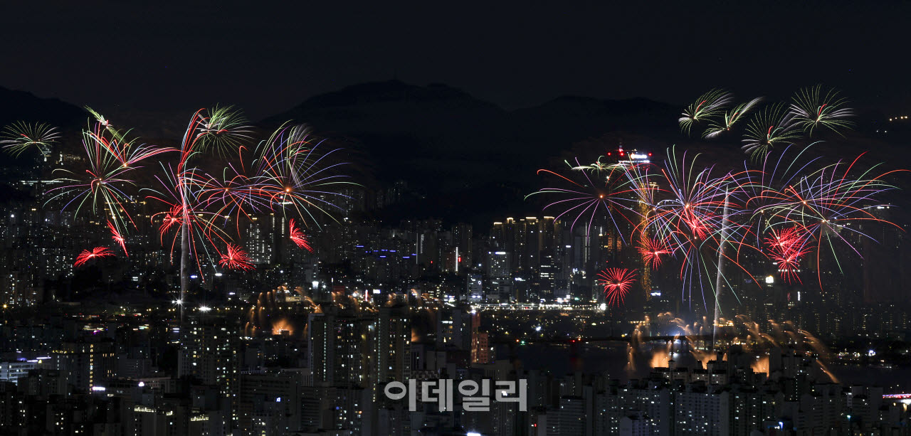 [포토]밤하늘 수놓는 불꽃