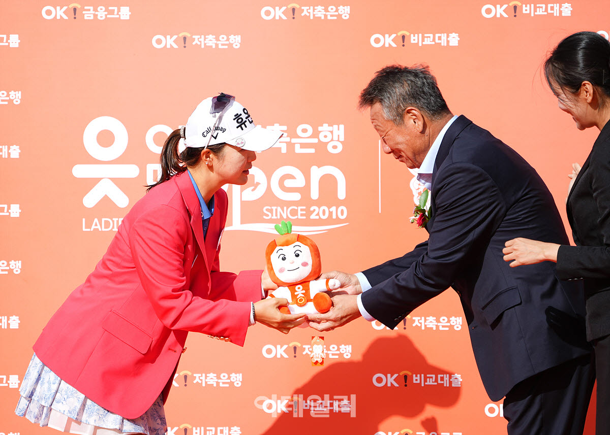 [포토]최예림-최윤 회장,우승 기념 OK 인형 전달식