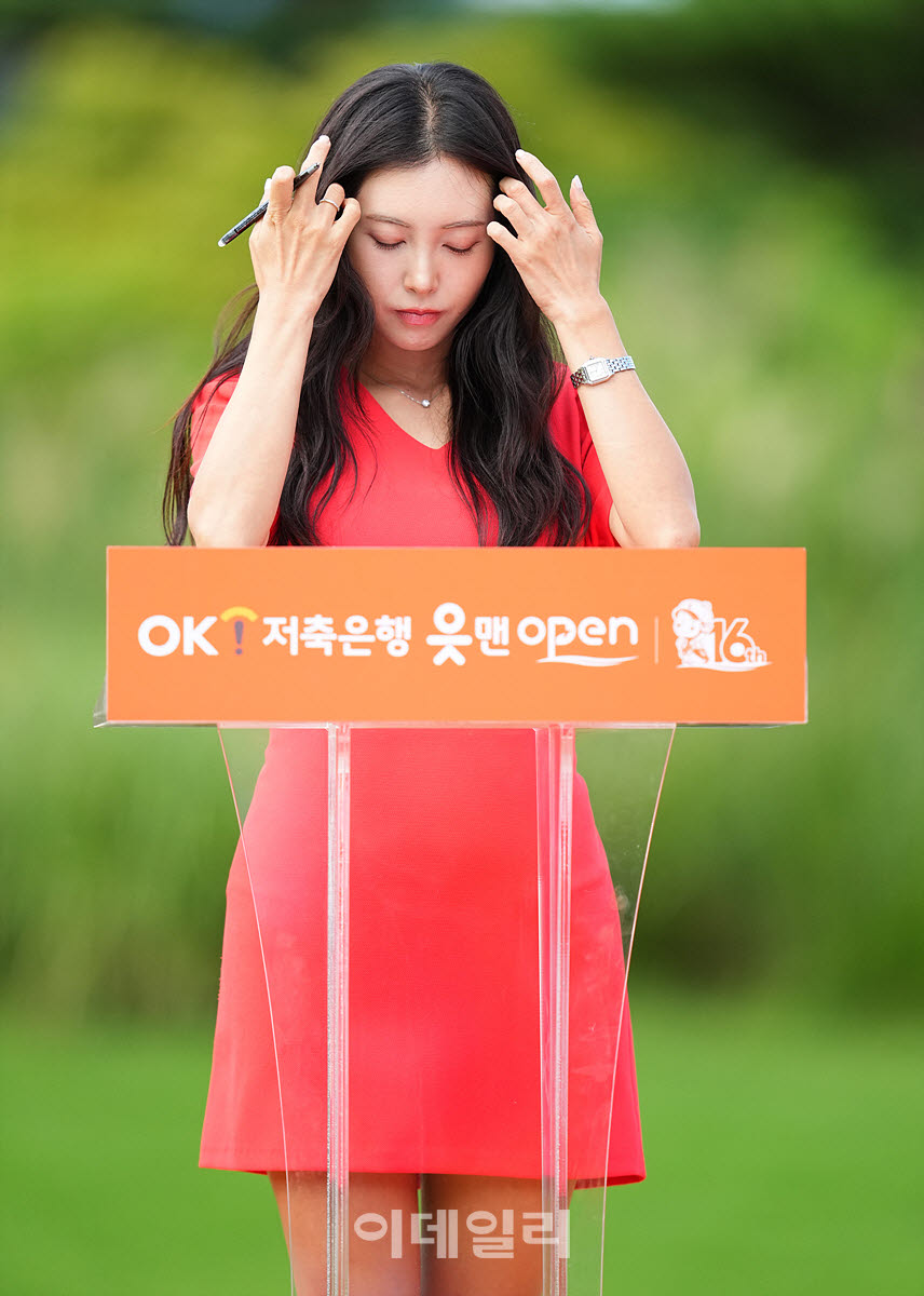 [포토]홍재경 아나운서,시상 대본 살펴봐요