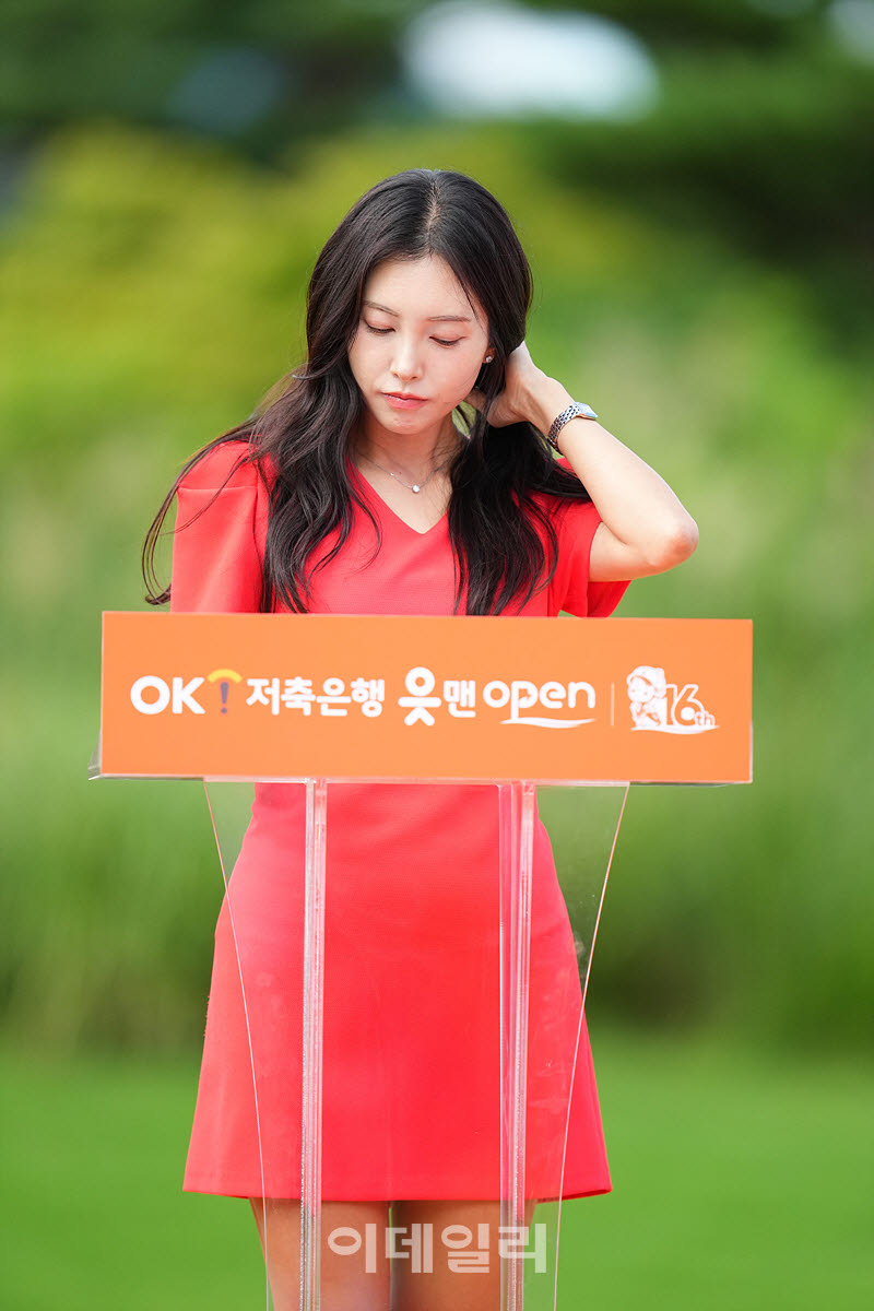 [포토]홍재경 아나운서,머리결 넘기며 꼼꼼하게 살펴봐요