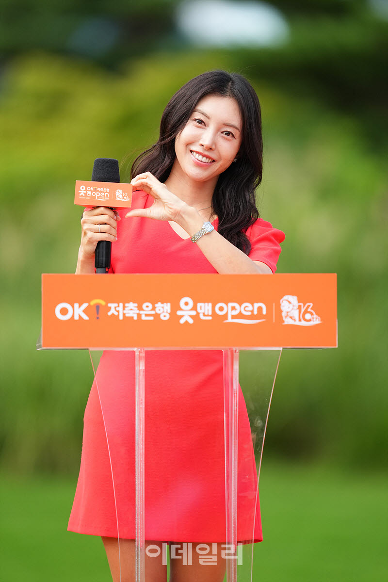 [포토]홍재경 아나운서,미소와 함께 진행해요