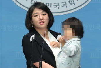 '워킹맘' 내세운 용혜인 '아이돌봄 지원법'엔 반대표...배경은