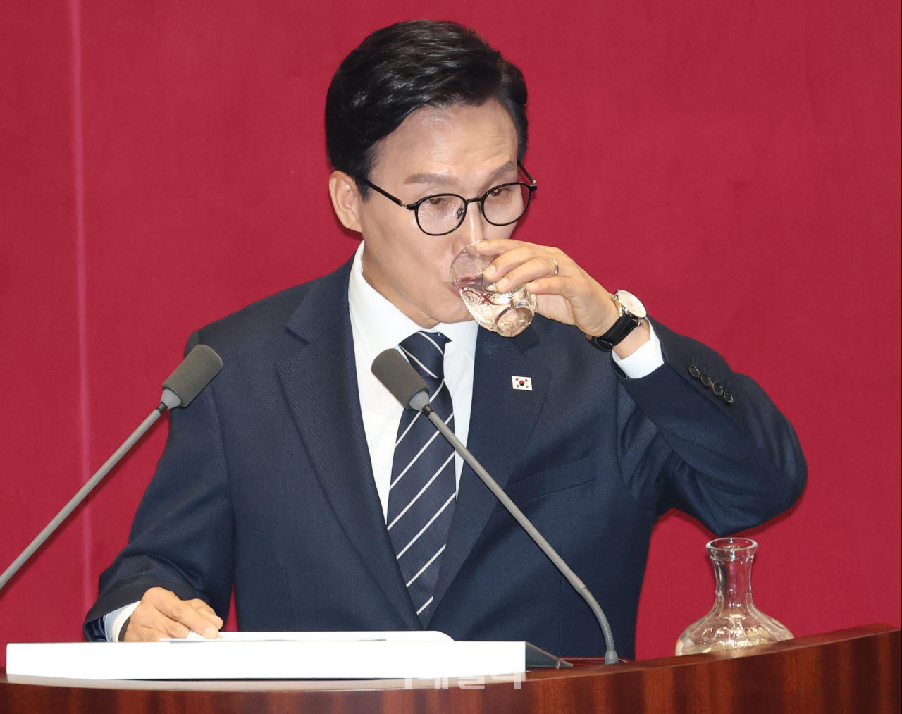 [포토]교섭단체 대표연설, '물 마시는 김민석 대표'