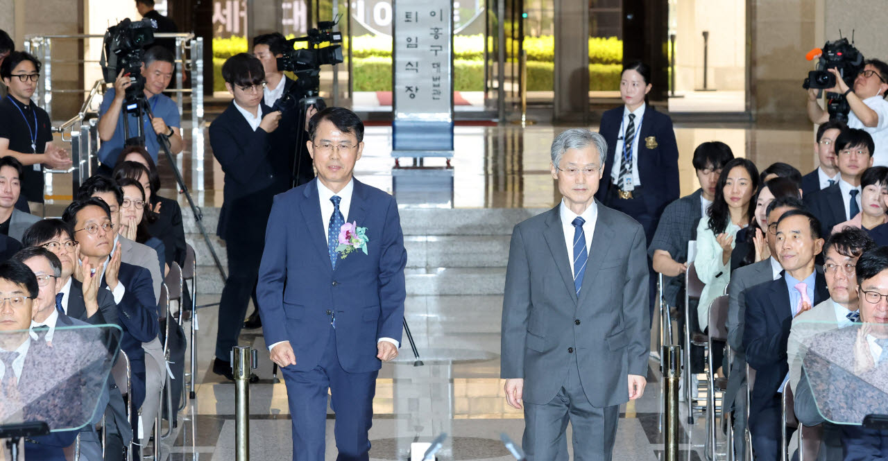 [포토]박수 받으며 입장하는 조희대 대법원장과 이흥구 대법관