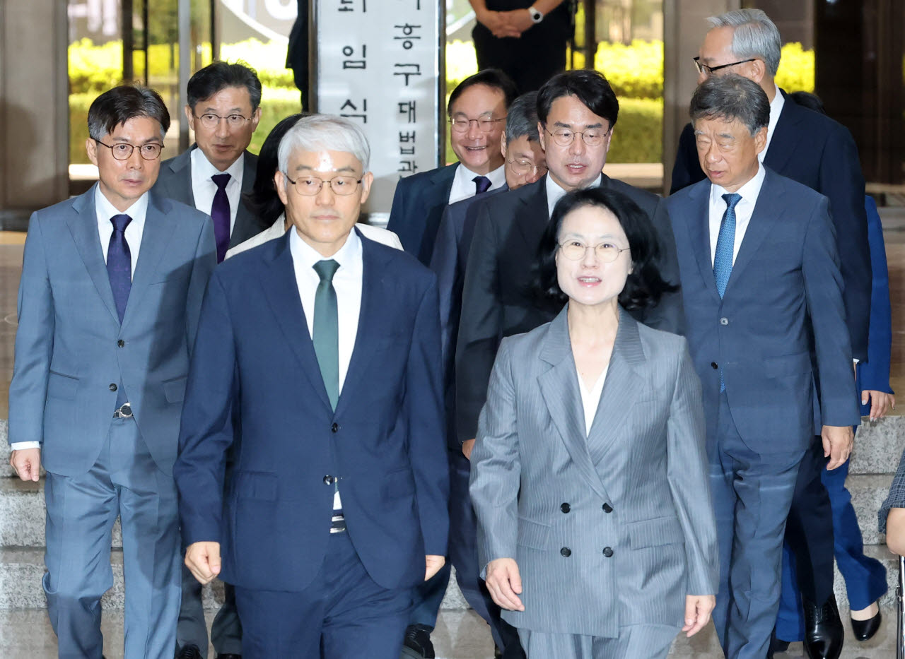 [포토]이흥구 대법관 퇴임식에 참석하는 대법관들