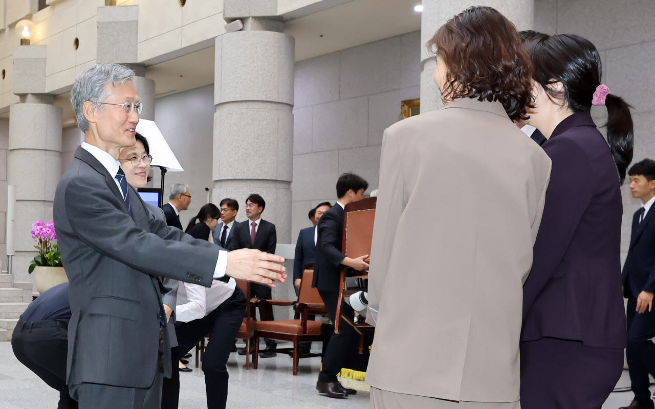 [포토]이흥구 대법관 가족들과 환담 나누는 조희대 대법원장