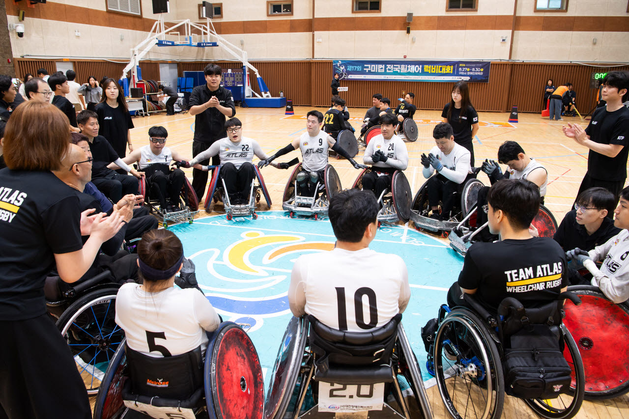휠체어 럭비 코트 지키는 예비 물리치료사들…제주 원정 동행