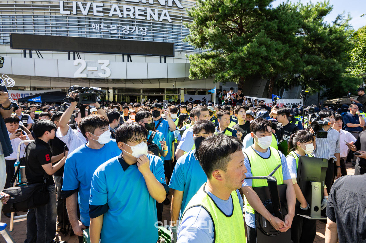 AG 앞두고 급한 불 껐지만…개표소 또 봉쇄 시위, 피해 눈덩이