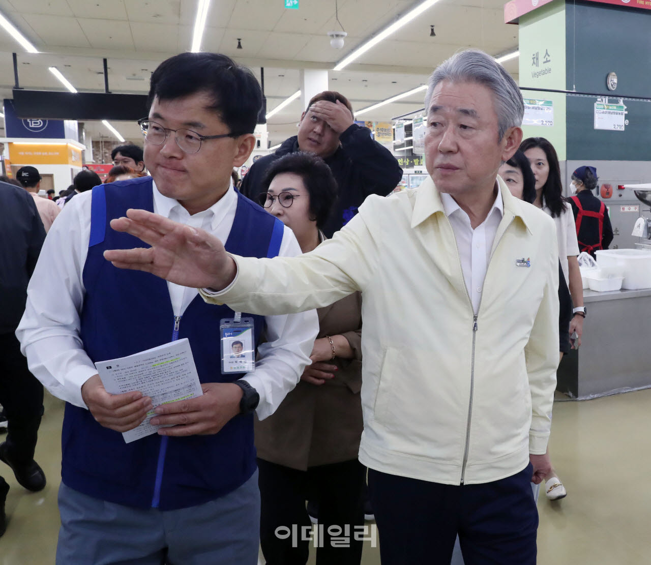 [포토] 소비자물가 점검하는 강호동 농협회장