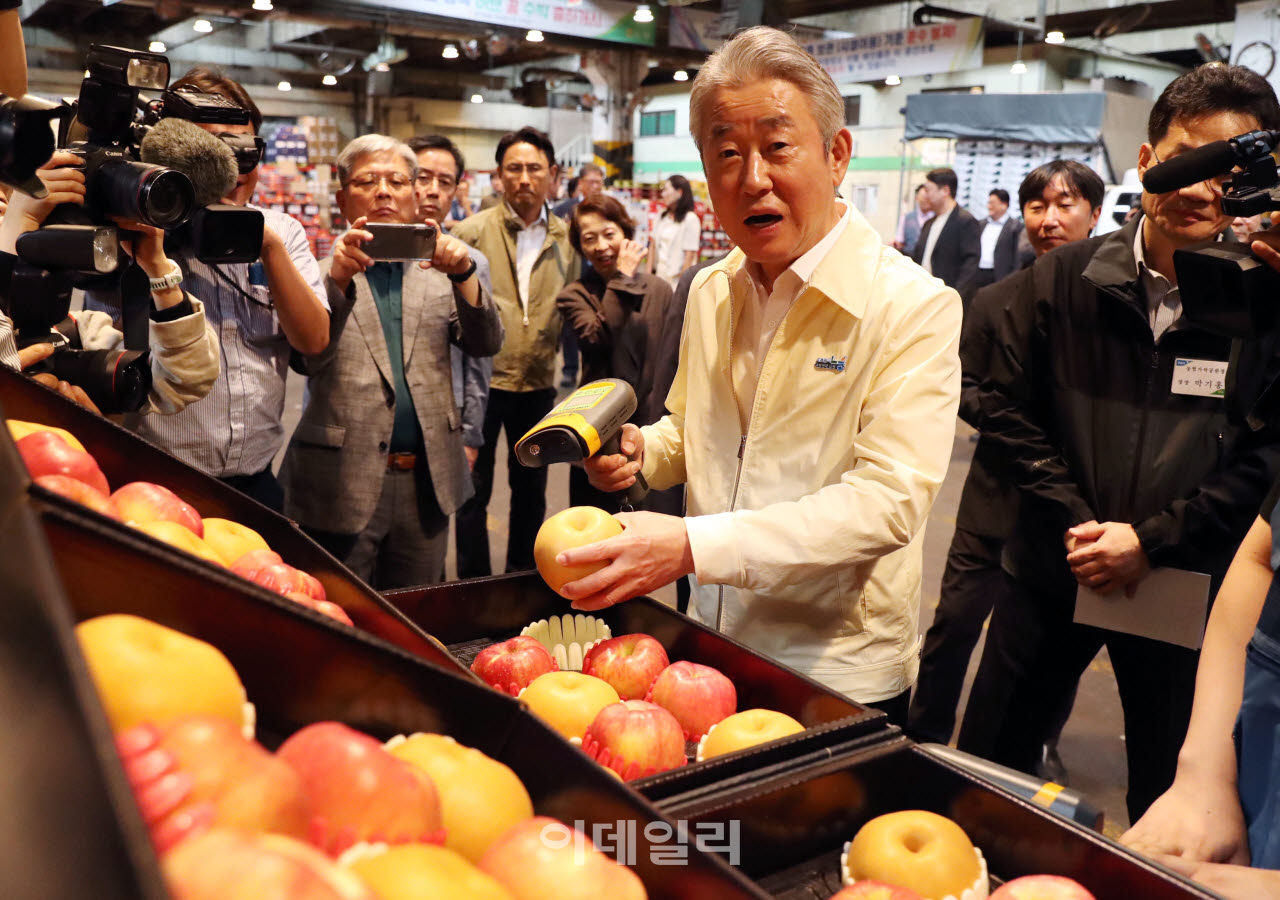 [포토] 과일 당도 체크하는 강호동 농협회장