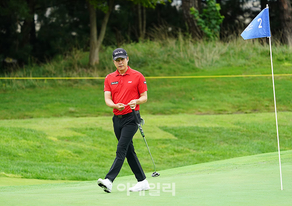 [포토] 김민수, 신중히 살피는 그린
